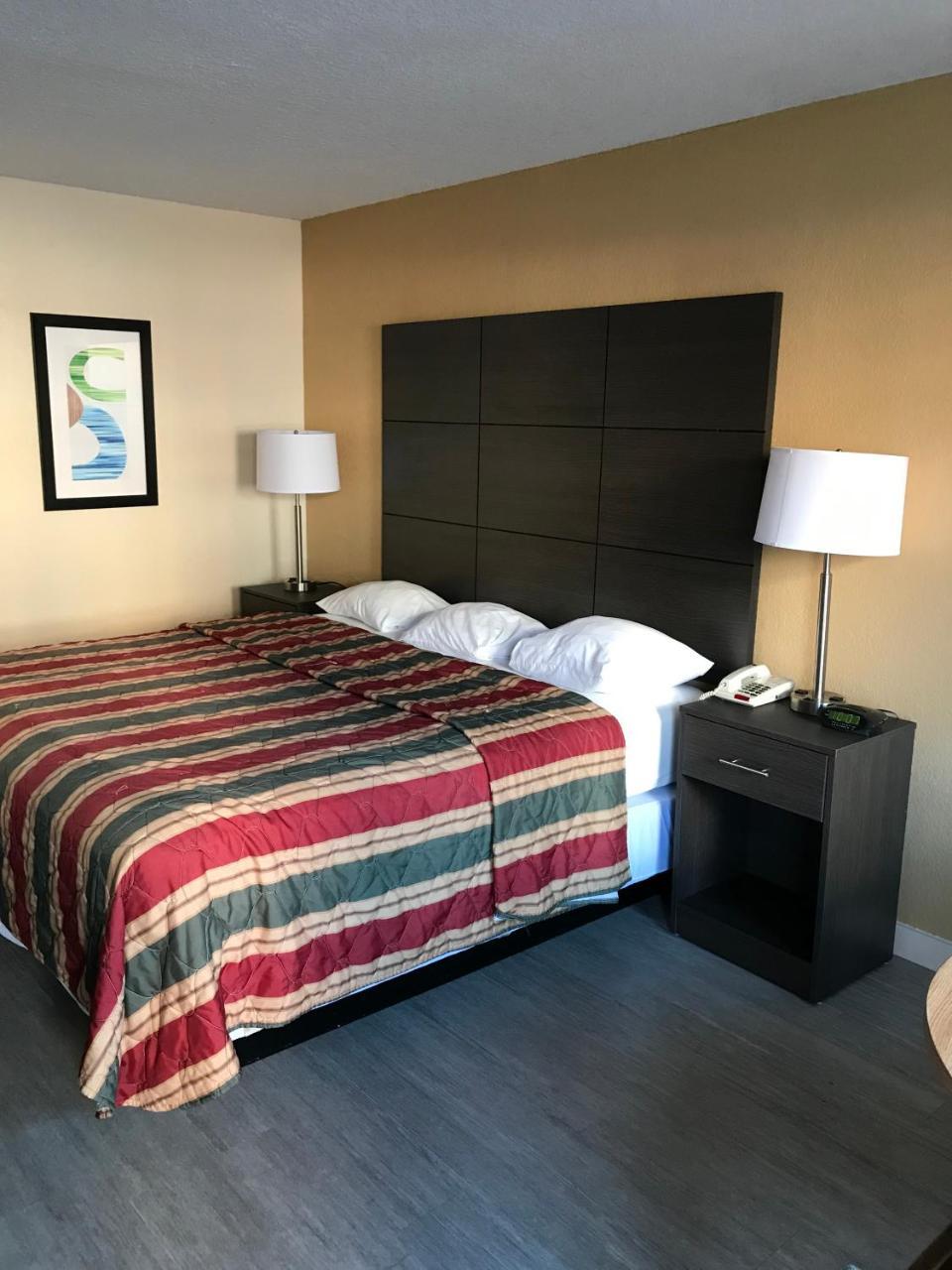 Sunset Inn Northlake Шарлът Екстериор снимка