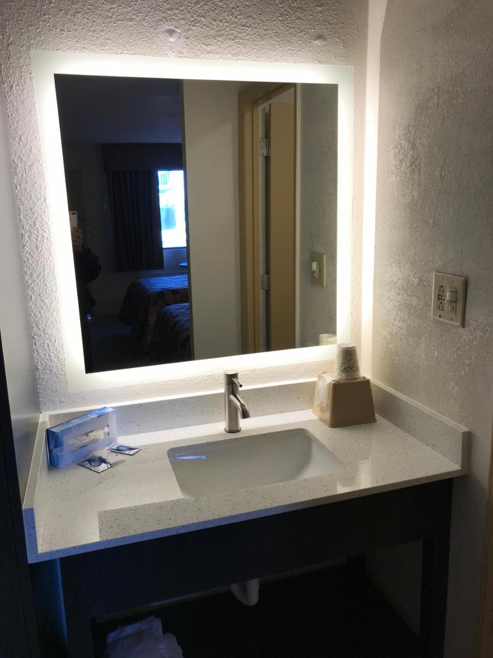 Sunset Inn Northlake Шарлът Екстериор снимка